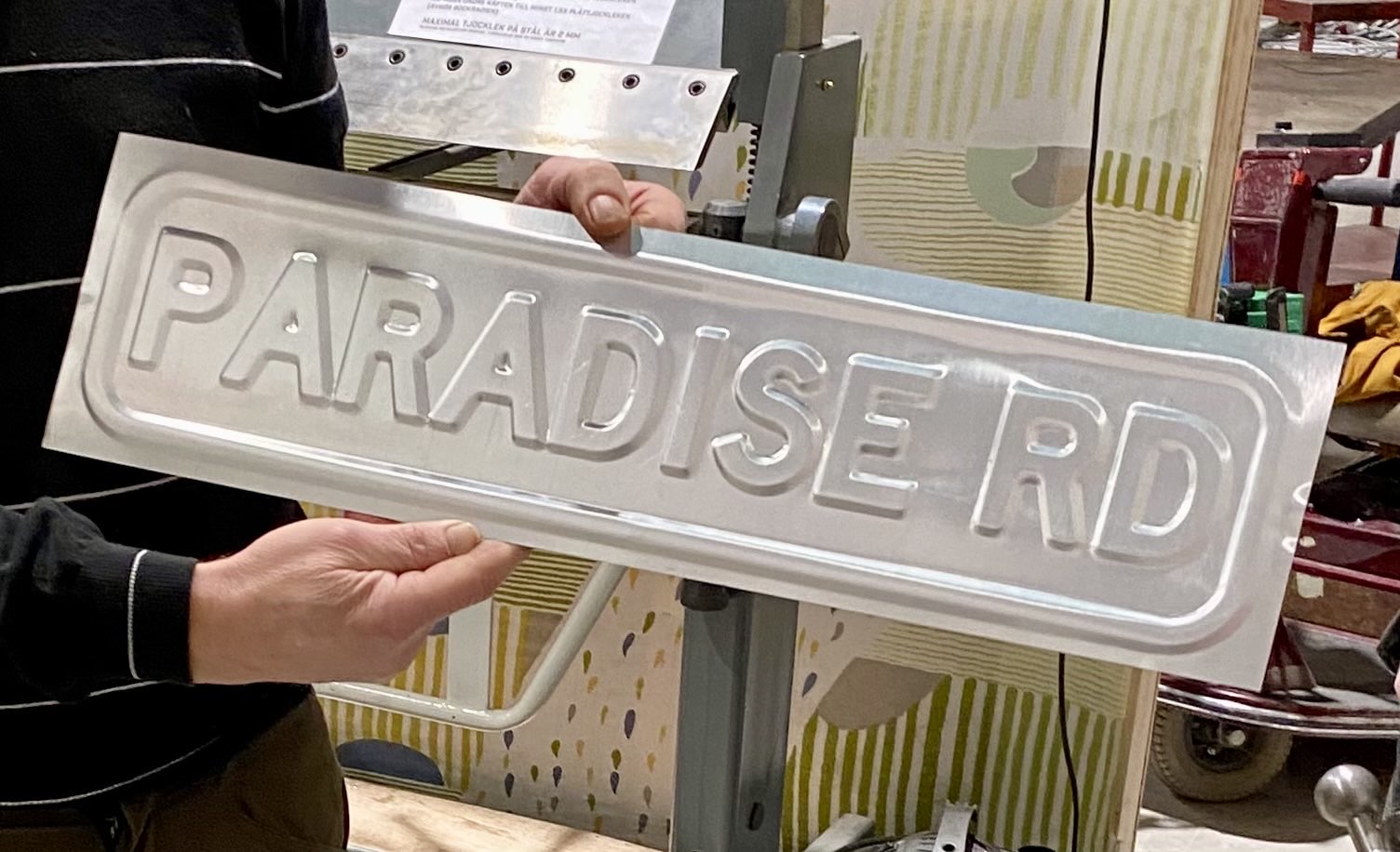 Metallskylt med valfri text i relief